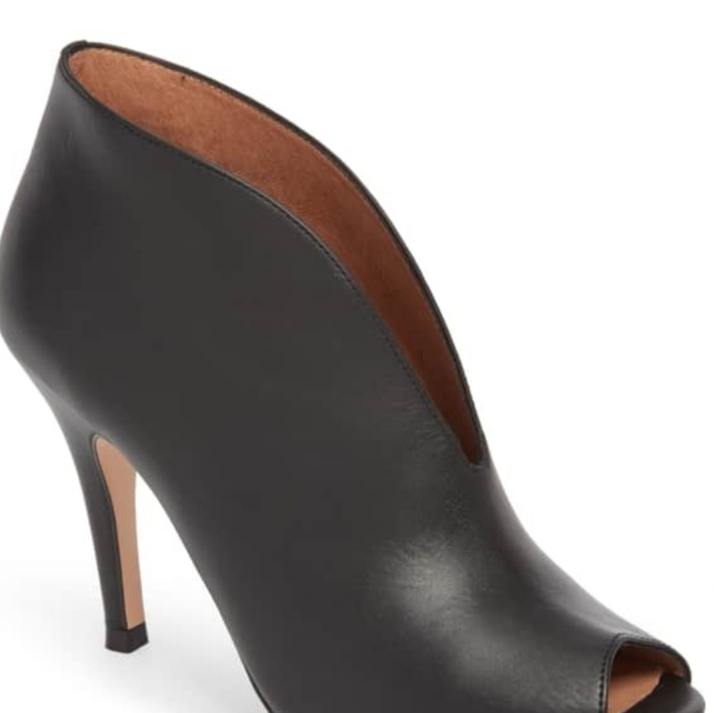 Never worn black Halogen Rowen Pump